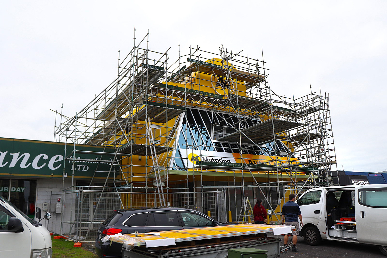 AA Manukau - installation of large ACM panels and 3d Lettering